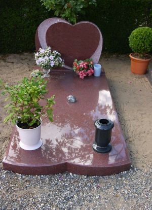 Enkel monument Ruby Red graniet (EM032) Enkel monument Ruby Red graniet (EM032)