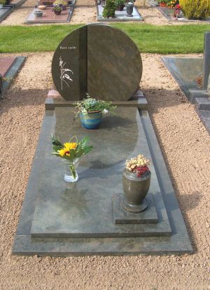 Enkel monument Emerald Green graniet (EM047) Enkel monument Emerald Green graniet (EM047)