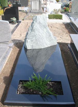 Enkel monument Zwart graniet - Kwartsiet (EM 049) Enkel monument Zwart graniet - Kwartsiet (EM 049)
