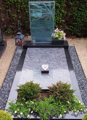 Glasmonument met granieten rand