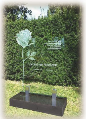 Glasmonument op granieten sokkel